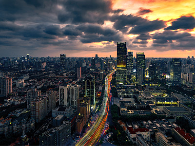 缓慢的快门速度拍摄了中国上海的城市天际线，夜城和高架桥上的汽车灯光轨迹。