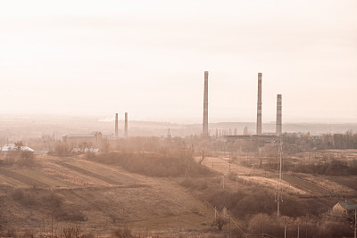 有毒烟雾从工厂的烟囱里冒出来。旧工业发电厂造成的空气污染和全球变暖