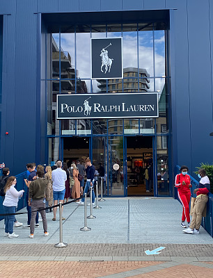 拉夫·劳伦马球时装店蓝色门面，入口处有排队的人群