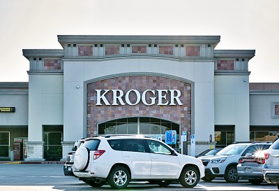克罗格的店面与车辆在前景停车场在休斯顿，得克萨斯州。