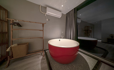 酒店的红色圆形浴缸