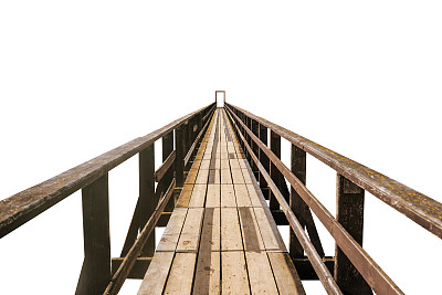 白色背景上孤零零的老木桥。延伸到地平线的人行天桥