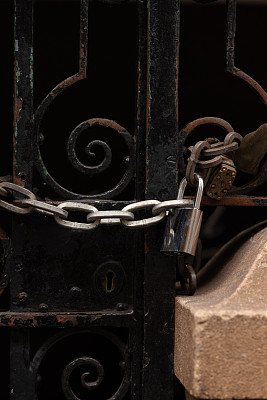 锁链和挂锁关闭着一扇黑色的大门