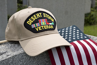 沙漠风暴老兵戴着美国国旗的墓碑