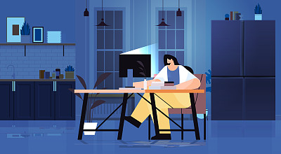劳累过度的女商人坐在工作场所看着电脑屏幕