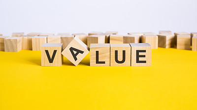 银色的字-最好的价值-在黑色的背景经济发展与价值白色背景的新鲜水果