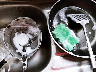 清洗水槽内的厨具。