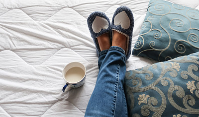 穿着舒适蓝色拖鞋在家放松的女人的人的视角