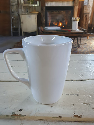 咖啡杯和壁炉