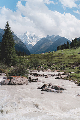 吉尔吉斯斯坦天山夏季河流的风景