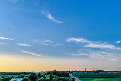 加拿大库克敦，夕阳下27号公路上的农场