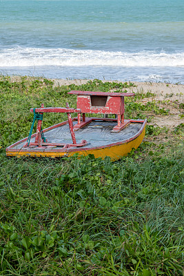 海滩上的木筏