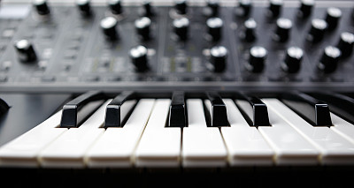 电子钢琴合成器键盘。用于电子音乐制作的模拟合成器上的黑白键