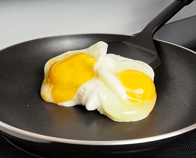 用橄榄油在不粘锅里煎鸡蛋