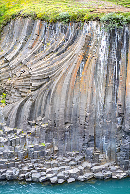 冰岛焦库达鲁尔山谷的斯达拉格尔峡谷，玄武岩柱