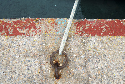 地中海港口的船系柱、绳索和结。