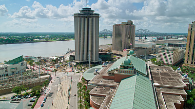 新奥尔良运河街向密西西比海滨的鸟瞰图