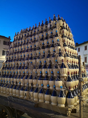 在托斯卡纳的佛罗伦萨省蒙特斯佩托利的葡萄酒节上，传统的柳条酒瓶