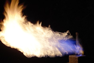 被火点燃的大而明亮的乙醇火焰