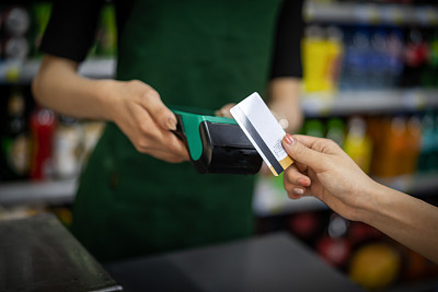 在商店使用信用卡进行非接触式支付