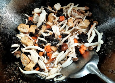 香菇炒豆腐-素食。