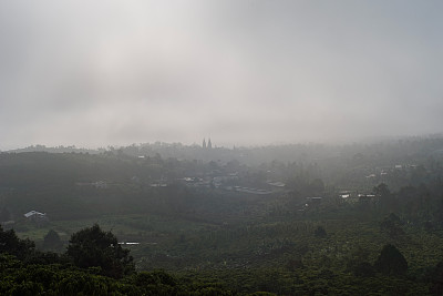 阳光和薄雾在山谷与白色教堂，越南林东省宝禄市