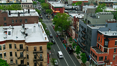 空中拍摄的街道交通在皇冠高地，布鲁克林