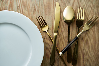 木制餐桌上的厨房餐具和餐盘