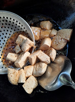 用锅煎豆腐。