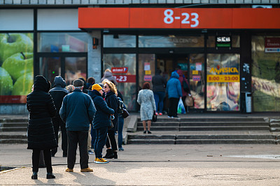 鉴于Covid-19大流行的限制，购物者排队等待去商店