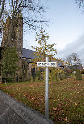 英格兰斯塔福德郡的圣卢克韭葱教堂禁止狗入内