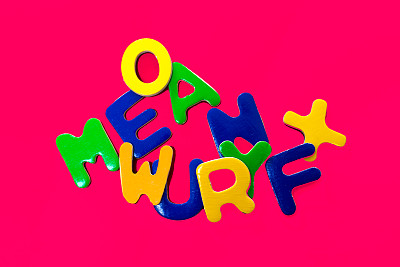一组多彩的玩具字母，充满活力的背景