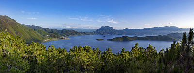 中国云南和四川的泸沽湖全景