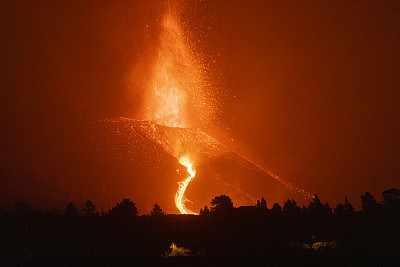 康伯利维亚火山在地震期间爆发。火山锥和火山炸弹正赶往黎明山。