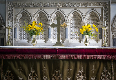 高高的祭坛上有鲜花和十字架