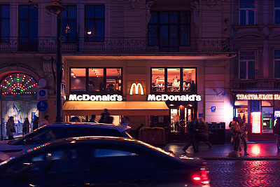 麦当劳是一家美国的汉堡包和快餐连锁店。