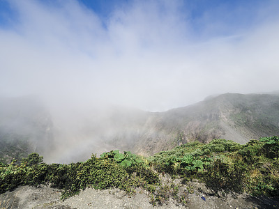 云下降到Irazú火山口在哥斯达黎加