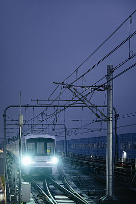 快速行驶的火车和现代城市道路拍摄的黄昏和日落在成都