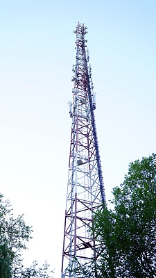4G电视广播塔，带有抛物线天线和卫星天线。广播网络信号。高覆盖率。