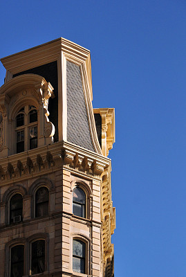 美国纽约曼哈顿前大饭店(1868年)优雅的双坡屋顶，现为公寓建筑