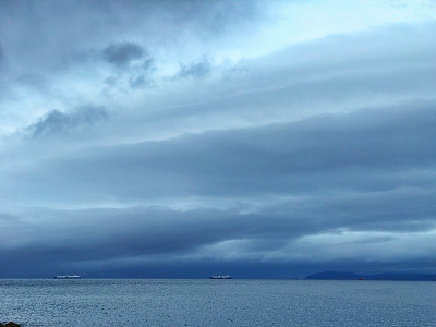 冬天的云在比斯开湾海面上