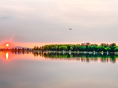 日落与飞机穿越静湖