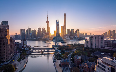 清晨上海城市天际线的日出