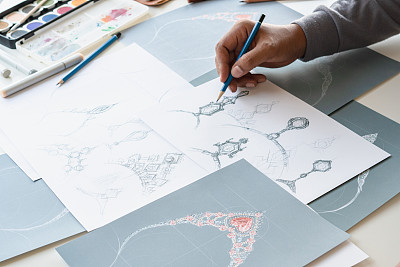 设计师设计钻石首饰图纸sketchesÂ制作worksÂ工艺独特的手工奢华项链产品创意。