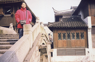 2000年中国年轻女孩真实生活的老照片在浙江乌镇
