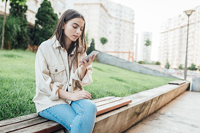 女孩喜欢户外和上网