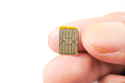 手拿nano sim卡在白色背景上