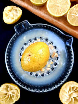 榨汁机压榨的柠檬皮-食品准备。
