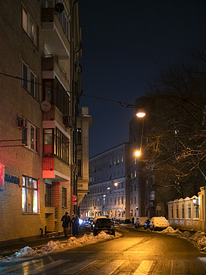 莫斯科的街道被黄色的城市灯光照亮