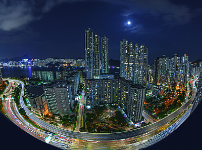 月光下的香港民居被高速公路环绕
